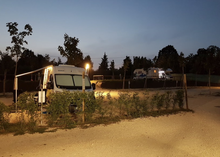 Camper parcheggiati area sosta Lazise sera