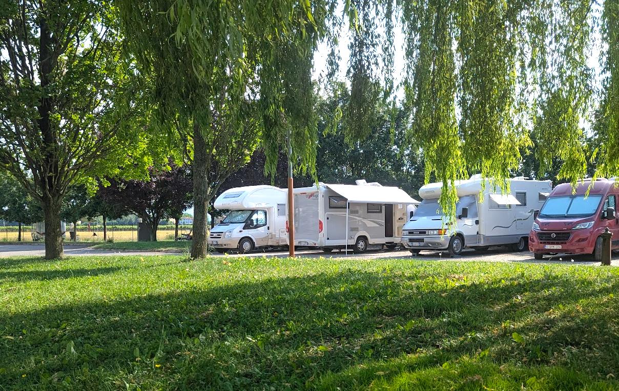 Gruppo di camper in partenza per il rientro